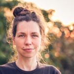 Frau lächelt in die Kamera